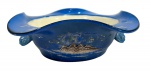 Tigela Japonesa Vintage produzida em cerâmica, azul cobalto, com alças moldadas em peixe e decoração pintada de paisagem marinha. Marcas do tempo. -dim- 18,5x18,5x4.