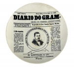 Raríssimo Prato Comemorativo da Abolição (Brasil, 1888), produzido em porcelana de época, com impressão do Diário do Gram celebrando a Lei Áurea e retrato do Conselheiro João Alfredo. Marcas do tempo. -dim- 20d.