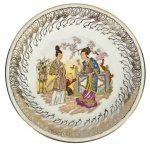 Prato decorativo antigo Porcelana Mauá (1937-1968), com rica decoração orientalista em policromia e arabescos dourados; item de coleção brasileiro. Marcas do tempo. -dim- 24,5d.