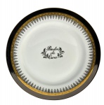 Prato comemorativo de Bodas de Ouro em porcelana Germer, apresentando rica decoração central em preto e detalhes dourados na borda. Marcas do tempo. -dim- 25d