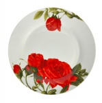 Prato raso em porcelana branca decorado com ricas ramagens de rosas vermelhas e folhagens, marcas do tempo. -dim- 27d