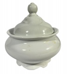 Açucareiro em porcelana branca Schmidt, modelo clássico com borda e base onduladas, em bom estado de conservação, ideal para colecionadores e mesa posta. Marcas do tempo. -dim- 10d 12a