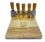 Kit Queijo/Petiscos Oficial do Flamengo (6 peças), em tábua de madeira gravada a laser com escudo do time e 5 utensílios de inox/madeira, ideal para colecionadores e torcedores. Marcas do tempo. -dim- 20x20x8 / utensílios 12c