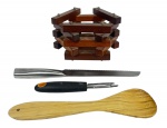 Lote de cozinha e decoração contendo uma estrutura de madeira hexagonal articulada e três utensílios: faca serrilhada, espátula de bambu e um descascador multiuso (abridor/furador de coco). Marcas do tempo. -dim- cesta 21x16x11/faca 30c/ fura coco 18c