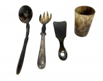 Lote de 4 peças em chifre antigo: 3 utensílios de servir variados (colher, garfo com cabo em metal prateado e espátula) e 1 copo/guampa entalhada. Marcas do tempo. -dim- copo 5d x 8a/ 15c menor/24c maior.