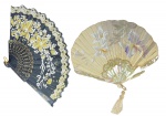 Lote de 2 Leques Dobráveis antigos/vintage, estilo oriental (chinês ou japonês), em madeira e tecido/papel, com decoração em dourado, madrepérola e tassel, no estado. -dim- Preto aberto 42x23/ bege aberto 31x25.