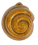 Forma/Molde de Cerâmica Vintage Esmaltada com Efeito Salpicado, em Formato de Concha de Caracol Espiral Marrom. Item decorativo ou utilitário com orifício para pendurar, apresentando esmalte vítreo e textura manchada. Marcas do tempo. -dim- 15x19x7.