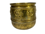 Cachepot antigo/vintage produzido em latão, marca Clarão, com faixa de rosas em alto-relevo; marcas do tempo. -dim- 16d 13a