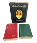 Lote de 3 Bíblias Sagradas antigas em Português, incluindo a popular edição ilustrada AVE MARIA e um exemplar histórico de 1954 na tradução João Ferreira de Almeida. Marcas do tempo. -dim- maior 21x28x5 menor 14x18,5x3.