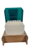 Fichário de mesa/caixa de arquivo em madeira e acrílico verde, vintage, para fichas. Acompanha índice alfabético parcial e conjunto de fichas pautadas; marcas do tempo. -dim- 18x21x12.