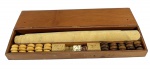 Conjunto de Gamão de Viagem Antigo em Estojo de Madeira, com tabuleiro enrolável em pele de animal (couro/camurça) e conjunto completo de fichas de madeira, dados e dado de duplicação. Marcas do tempo. -dim- pele 50x45 /caixa 49x10x5.