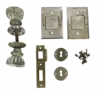 Lote de ferragens antigas para porta, completo (aparentemente) com par de maçanetas de vidro facetado tipo cristal e componentes em latão ou metal niquelado, marcas do tempo. -dim- 5d 18c cromado 7x12.