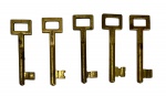 Lote com 5 chaves de gorja antigas em latão maciço, da tradicional fabricante CHAVES GOLD (modelo 7), numeradas em relevo. Marcas do tempo.