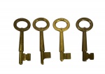 Lote 4 Chaves Esqueleto em Latão Maciço, modelo antigo marcado GOLD 4 na cabeça, marcas do tempo.