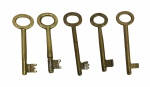 Lote com 5 chaves de esqueleto em latão maciço, estilo antigo/vintage, marcas do tempo.