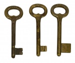 Lote de 3 chaves antigas tipo skeleton key em latão, da marca GOLD, todas no modelo 3, com diferentes hastes e palhetões. Marcas do tempo.