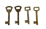 Lote de 4 Chaves Antigas tipo esqueleto produzidas em latão, com diferentes formatos de hastes e palhetas. Marcas do tempo.