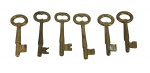 Lote de 6 chaves esqueleto antigas produzidas em latão, ideais para restauração de móveis, armários ou colecionismo. Marcas do tempo.