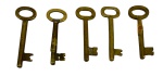 Lote com 5 chaves antigas tipo esqueleto em latão, para restauração ou decoração. Marcas do tempo.
