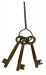 Lote com 3 chaves antigas tipo esqueleto em latão/bronze com pátina e chaveiro rústico. Peças originais, marcas do tempo.