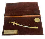 Miniatura de Espadim da AMAN (Academia Militar das Agulhas Negras), Turma Fornovo de 1982, com identificação do Cadete Pires Dias, em estojo original e com pin. Marcas do tempo. -dim- 20x10 caixa/ espadim 15c.