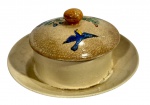 Manteigueira  vintage de cerâmica japonesa, marcada Maron Registrada Made in Japan. Esmalte craquelado bege com pintura feito a mão de pássaro azul e flores, em três partes. Marcas do tempo. -dim- 10d x 6a.