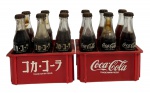 Lote de Miniaturas Colecionáveis Vintage Coca-Cola (Japão/Coreia): Dois engradados plásticos vermelhos, um coreano e um japonês, contendo um total de 16 mini garrafas de vidro, algumas com conteúdo residual. Marcas do tempo. -dim- 7x5 engradado/ garrafa 8