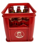 Lote de Colecionador: Miniatura de engradado plástico vermelho Velho Barreiro contendo 6 garrafinhas Velho Barreiro Hofer (50ml), sendo algumas lacradas com variação de nível por evaporação e outras vazias, marcas do tempo. -dim- 12a garrafa / 17x13x14 en