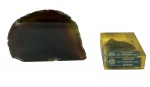 Lote de 2 peças decorativas: Fatia polida de Ágata (com coloração predominante verde/marrom) e bloco de resina (âmbar) com inclusão de material orgânico e placa da ASCB - Associação dos Servidores Civis do Brasil. Marcas do tempo. -dim- ASCB 7,5 x 7,5 /Ág