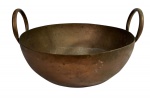 Antigo Tacho de Cobre Martelado com Alças em Anel. Utensílio de cozinha rústico, profundo e arredondado, apresentando pátina e marcas do tempo; peça decorativa/colecionável. -dim- 23d x 12a.