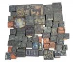 Grande e variado lote de 60 carimbos tipográficos antigos em metal e madeira, incluindo raros designs de personagens clássicos da Disney (Mickey Mouse e Pateta) e diversas ilustrações temáticas. Marcas do tempo. -dim- maior 6x5 menor 2x1