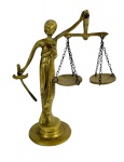 Estatueta da Deusa da Justiça em bronze patinado, segurando balança e espada. Peça decorativa para colecionadores ou profissionais do Direito, marcas do tempo. -dim- 18x8x23
