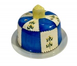 Queijeira de Cerâmica Vintage: Cúpula e prato em faiança decorada em padrão xadrez azul/creme com motivos florais e puxador em formato de fatia de queijo; peça de utilidade e decoração. Marcas do tempo. -dim- prato 19d tampa 13d 11a