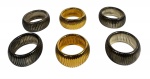 Lote com 6 braceletes canelados (estilo sanfona ou cobra) em metal elástico, sendo 2 em tonalidade dourada e 4 em tonalidade prateada escura. Marcas do tempo. -dim- 7d x 3a