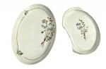 Lote de 2 travessas Schmidt Porcelana, Brasil. Travessas/pratos de servir produzidos em porcelana branca, padrão floral delicado e bordas douradas, carimbo de fábrica no verso. Marcas do tempo. -dim- 29x19 maior/ 24x16 menor