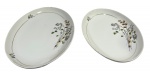 Par de Travessas Ovais em Porcelana SCHMIDT com decoração floral e filetes a ouro, apresentando leve desgaste no filete e um pequeno detalhe na borda de uma das peças. Marcas do tempo. -dim- 37x24 maior/ 33x21 menor