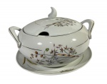 Sopeira de Porcelana Schmidt Made in Brazil (com tampa) e Prato de Apoio. Decoração botânica em policromia com detalhes em filetes dourados; marcas do tempo. -dim- Prato sopeira 25d/ sopeira 28x24x14