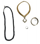 Lote Variado de 4 Acessórios Vintage: Inclui gargantilha rígida dourada com strass, colar longo de miçangas escuras, pulseira articulada esmaltada floral e anel vazado trançado prateado. Marcas do tempo. -dim- Colar colorido 70c/ dourado 38c/ pulseira 6d/