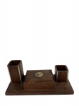 Antigo Conjunto de Mesa/Escritório em Madeira com emblema da Diretoria de Eletrônica e Proteção ao Voo (DEPV/FAB), c. 1972-2001. Peça de memorabilia militar/aeronáutica brasileira, marcas do tempo. -dim- 28x11x11