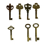 Lote com 7 chaves antigas de esqueleto/colonais, modelos e tamanhos diversos em metal com patinação. Ideal para colecionismo, decoração ou uso em móveis antigos. Marcas do tempo. -dim- maior 7/ menor 5.