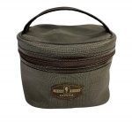 Necessaire/Frasqueira de Viagem Vintage Trade Mark Donna em lona/tecido cinza-esverdeado com detalhes em couro sintético marrom; zíper funcional e alça de mão superior. Marcas do tempo. -dim- 16x14x17.