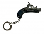 Raro Chaveiro Miniatura de Pistola Pederneira Vintage: Peça de colecionismo em metal esmaltado, possivelmente cap gun antigo, apresentando marcas do tempo. -dim- 6x4.