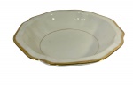 Tigela  em porcelana Mauá antiga (unidade), na cor creme, com borda canelada e filete dourado. Marcas do tempo. -dim- 22x22x5.