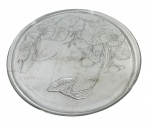 Prato/Travessa redonda de vidro prensado incolor com detalhe em relevo de Nastúrcio (Tropaeolum), apresentando um design floral clássico de mesa. Marcas do tempo. -dim- 30d.