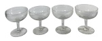 Lote com 4 taças vintage estilo coupe em vidro incolor, bojo raso com delicada gravação decorativa em friso de arabescos. Ideal para champanhe, espumantes ou coquetéis. Marcas do tempo. -dim- 9d x 10a.