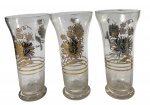 Lote de 3 copos altos/long drink vintage em vidro transparente, decorados com filetes e motivos florais estilizados em douração e cinza, provável produção Art Déco (Anos 30-50). Marcas do tempo. -dim- 8,5d x 17a.