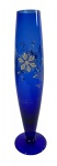 Vaso solitário antigo/vintage em vidro azul cobalto (provavelmente Boêmio ou Italiano), decorado com sobreposição/esmalte floral prateado e detalhes dourados. Marcas do tempo. -dim- 3d x 21a.