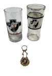 Lote de 3 memorabiliasdo C. R. Vasco da Gama: 1 Chaveiro/Medalhão vintage (possivelmente com patente de 1985) e 2 copos colecionáveis com o brasão do clube. Marcas do tempo. -dim- 6d x 13a/ 6d x 14a/ chaveiro 2x8