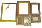 Lote de 6 molduras antigas e variadas, em madeira e outros materiais, nos mais diversos formatos e acabamentos, no estado. -dim- 10x13 menor/ maior 23x28.