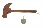 Lote de 2 peças colecionismo: 1 Martelo artesanal em madeira rústica , no estado e 1 icônico chaveiro Moedão de Itu de 50 Centavos, datado de 1975. Marcas do tempo. -dim- 24x48 martelo/ moeda 8d.